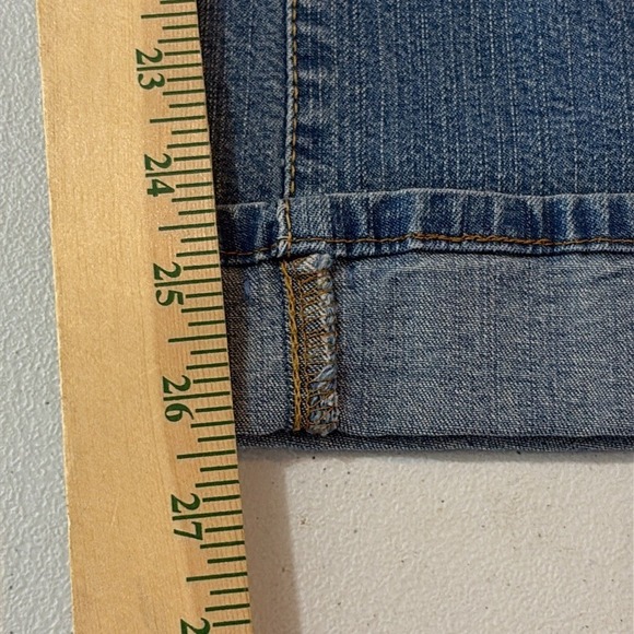 Levi's 550 Relaxed Fit Boot Cut Cuffed Jeans Womens Size 12S Light Wash Denim‎ - Picture 11 of 11